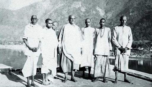 image-11672897-Swami_Chinmayananda_on_his_day_of_Sannyas_initiation,_with_Guru_Swami_Sivananda_and_other_disciples,_Feb_25,_1949,_Maha_Shivratri_Day-2-aab32.jpg